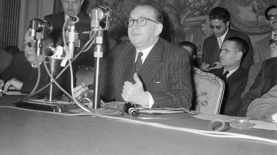 Edgar Faure en conférence de presse, devant une rangée de micros