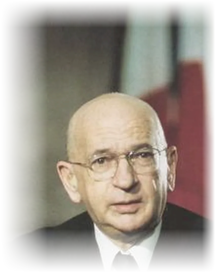 Edgar Faure, ministre de l’Éducation nationale, en 1968, le drapeau tricolore derrière lui
